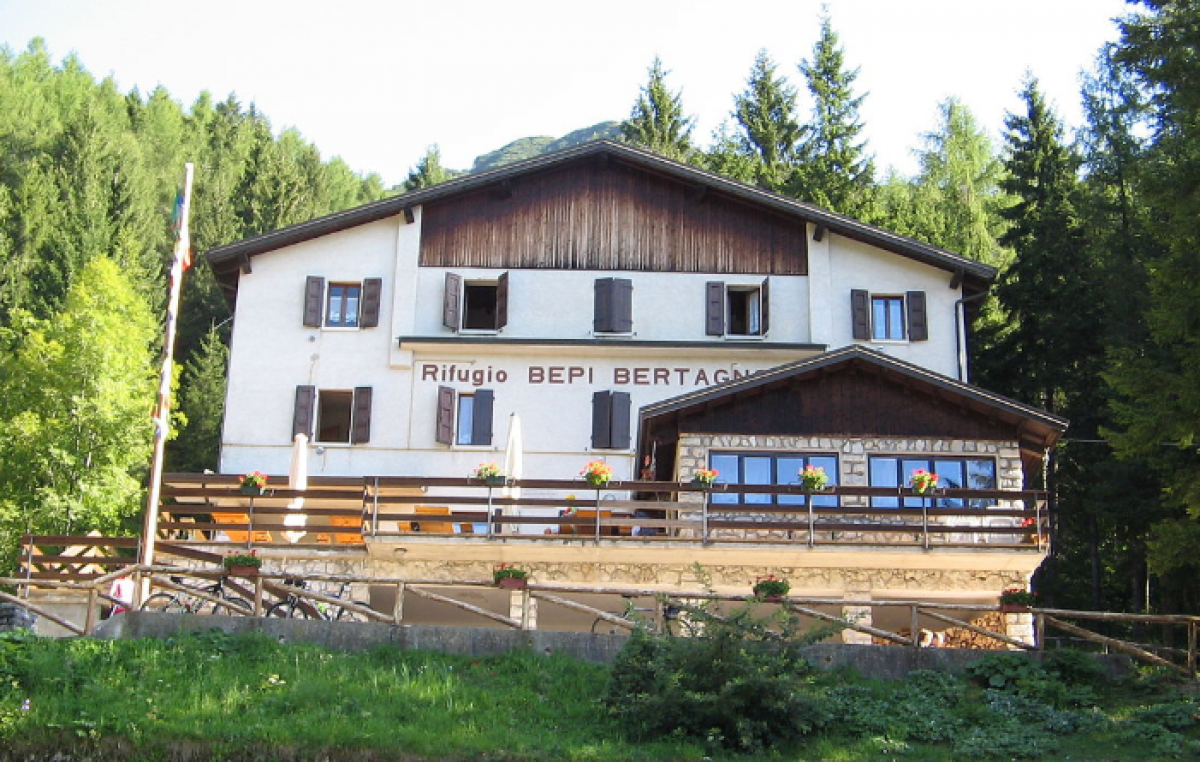 I 60 ANNI DE “IL SIGNORE DELLE CIME” AL “BERTAGNOLI” (FDR GIAZZA, VI), CON BEPI DE MARZI E I CRODAIOLI