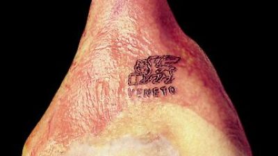 ANCORA PIÙ DOLCE IL “PROSCIUTTO VENETO DOP”, CHE FESTEGGIA IL 50° CON UN NUOVO DISCIPLINARE